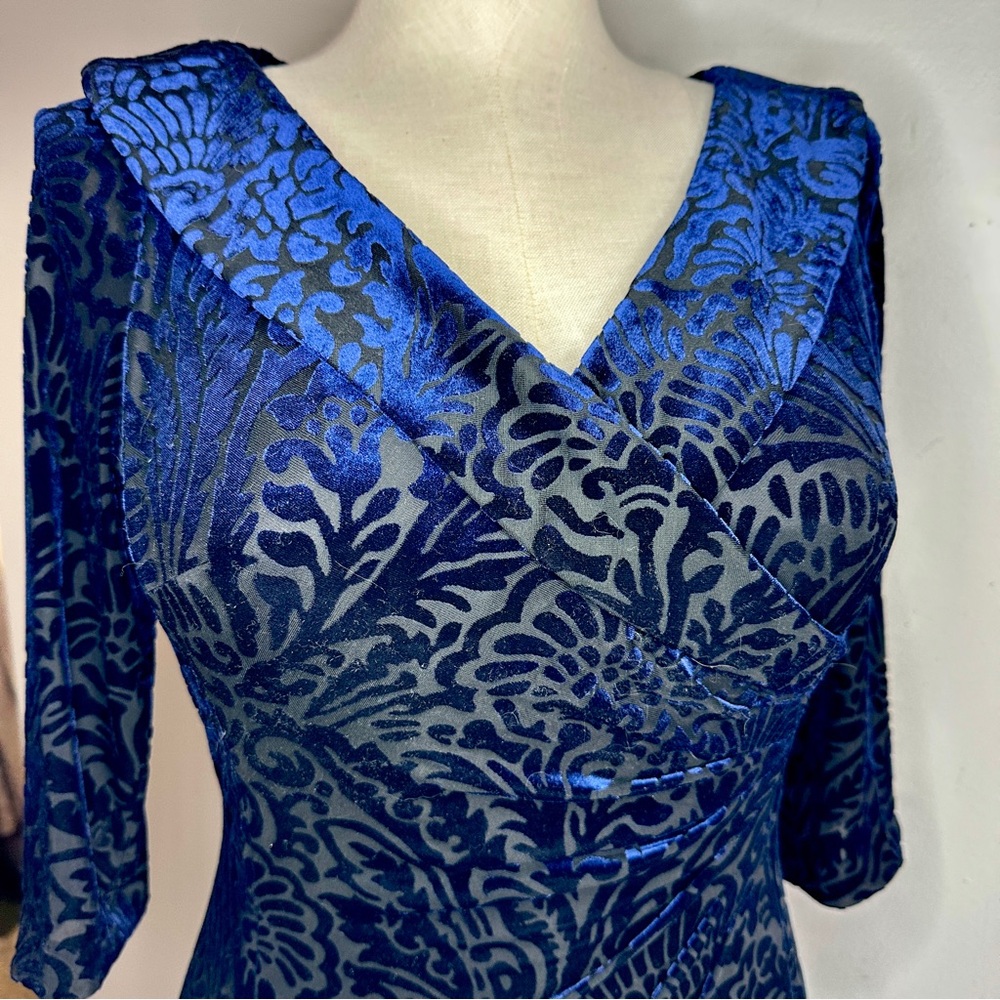 Tahari Velvet Burnout Fitted Stretch Dress 6 Dark Royal Blue